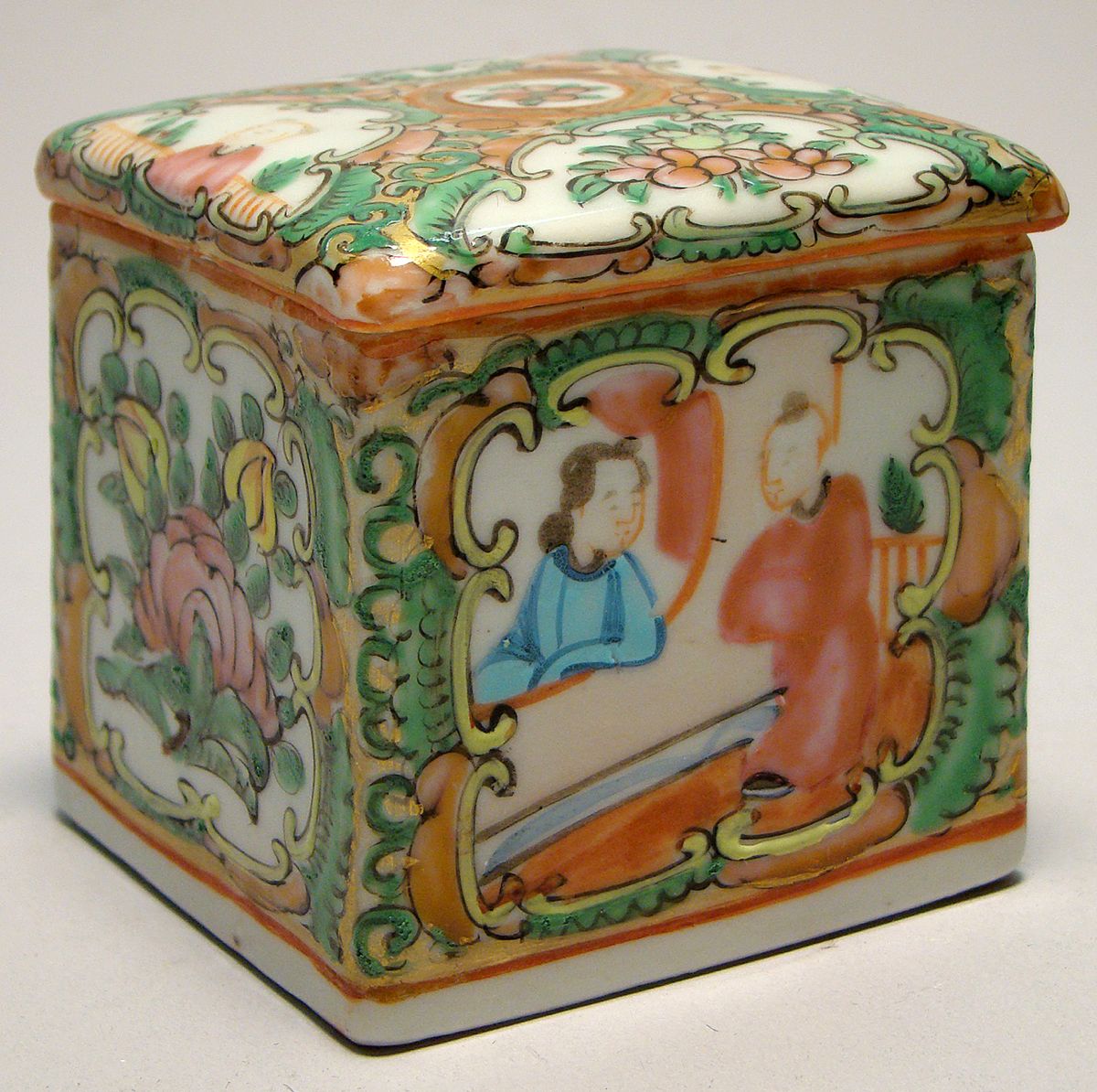 Appraisal: CHINESE EXPORT ROSE MEDALLION PORCELAIN COVERED BOX th CenturyIn cube