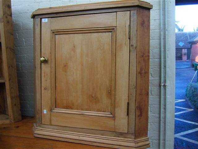 Appraisal: A Victorian pine corner cupboard with a large panel door