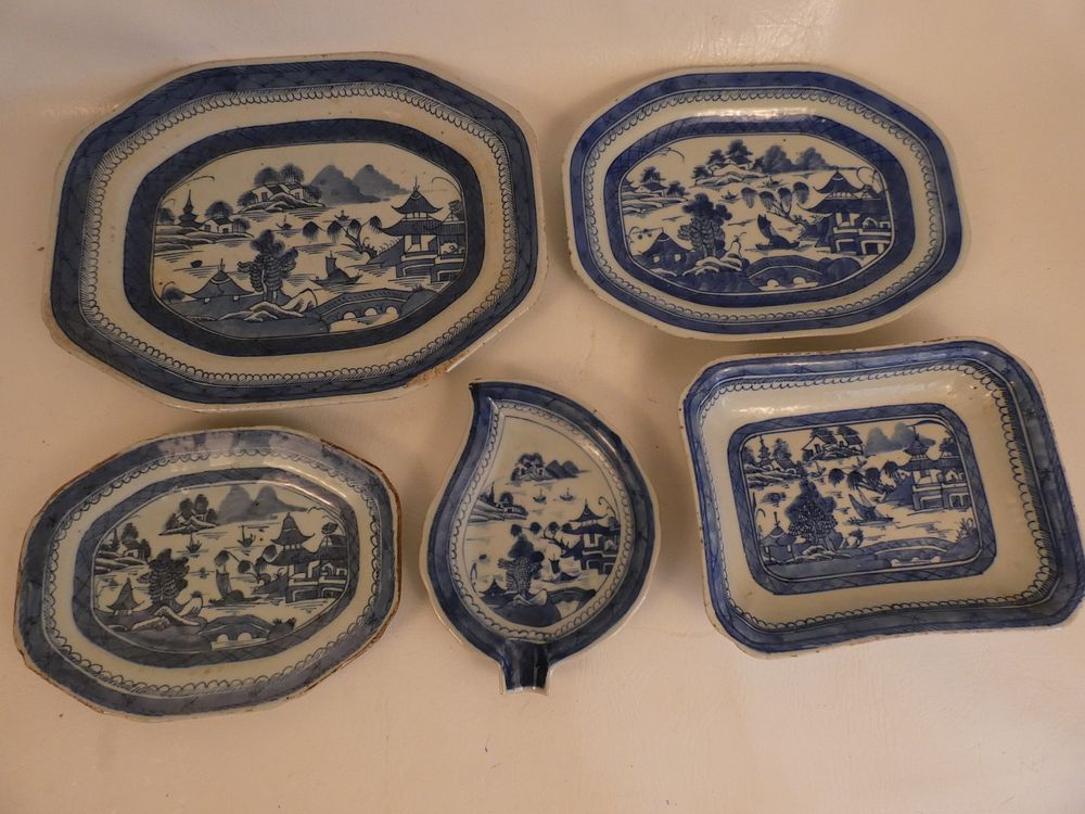 Appraisal: CHINESE CANTON SERVING PIECES th century Chinese Canton pieces to