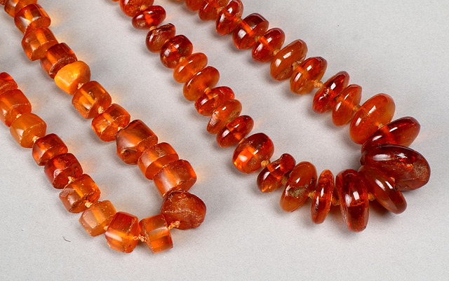 Appraisal: A GRADUATED AMBER BEAD NECKLACE in the form of rough