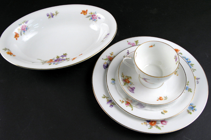 Appraisal: A GERMAN KPM FINE CHINA SET pieces in the Meissen