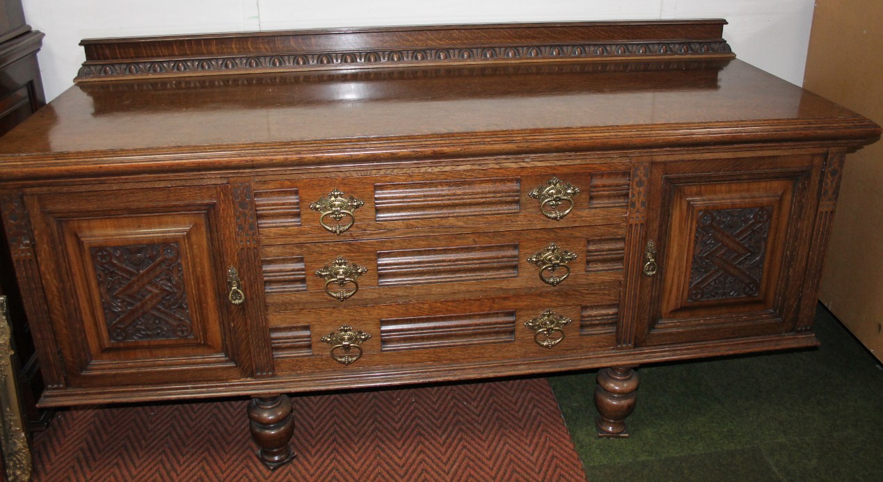 Appraisal: An Edwardian oak sideboard the back with an egg and