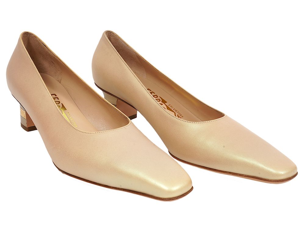 Appraisal: Salvatore Ferragamo Classic Gold Pumps Sz B Salvatore Ferragamo Gold