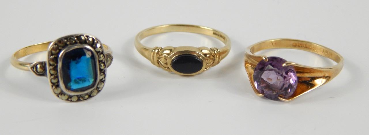 Appraisal: A ct gold and amethyst claw set ring size N