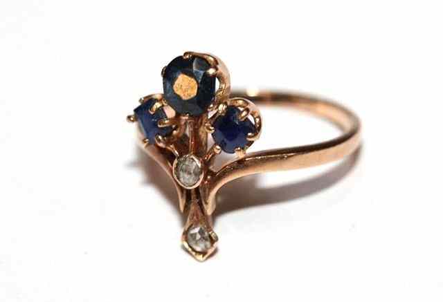 Appraisal: AN EDWARDIAN SET SAPPHIRE AND DIAMOND DRESS RING three claw