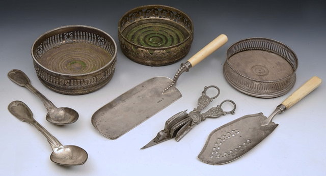 Appraisal: A COLLECTION TO INCLUDE a George III silver fish slice