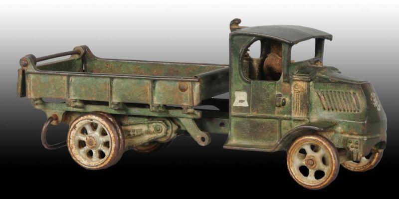 Appraisal: Cast Iron Arcade Mack Dump Truck Toy Description Dark green