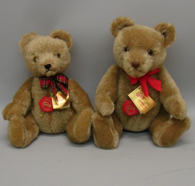 Appraisal: Pair of similar tagged German Hermann tosca mohair bears with