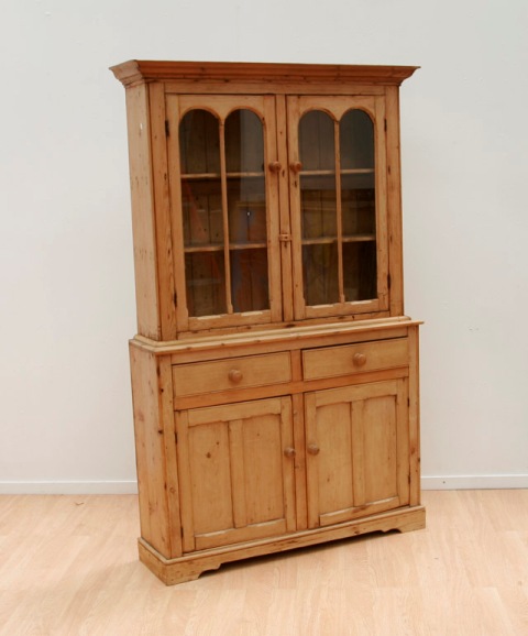 Appraisal: A th century pine cupboard