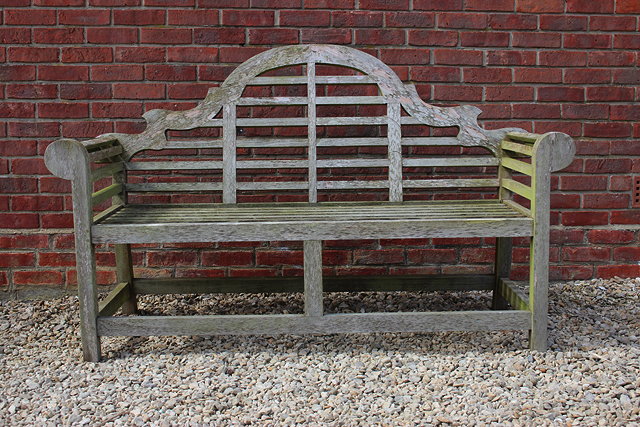 Appraisal: A TEAK LUTYENS STYLE GARDEN BENCH cm wide