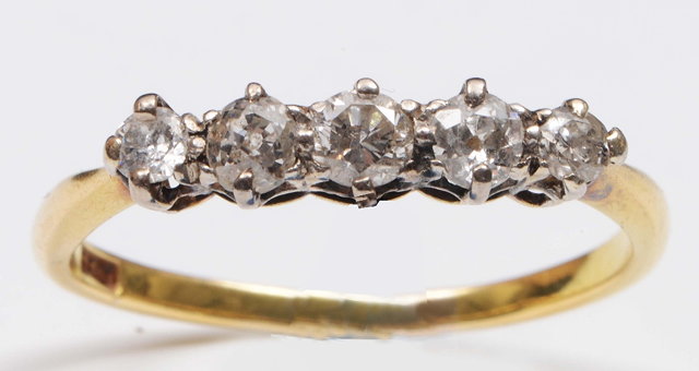 Appraisal: An ct gold ring with graduated five stone diamond setting