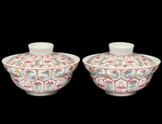 Appraisal: PAIR OF FAMILLE VERTE PORCELAIN BOWLS AND COVERS Chinese Yongzheng