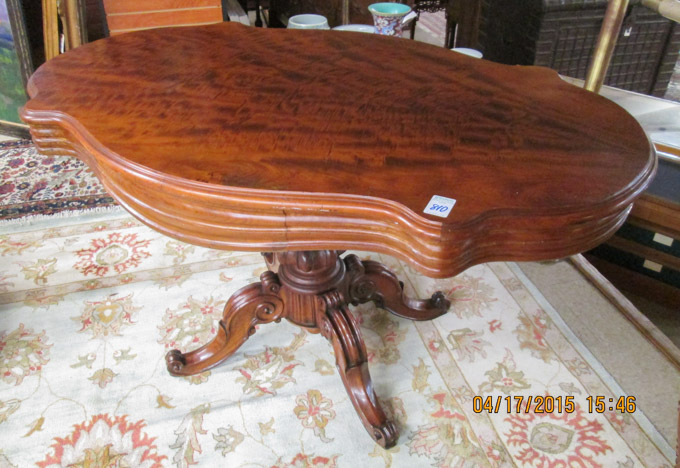 Appraisal: A VICTORIAN MAHOGANY CENTER TABLE English th century the oblong