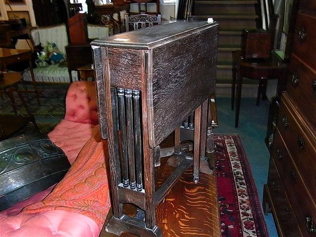 Appraisal: A LIBERTY OAK SMALL DROP LEAF OCCASIONAL TABLE with spindle