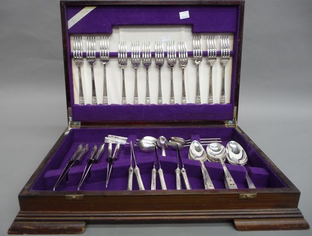 Appraisal: A cased silver plate cutlery setting for six by Oneida