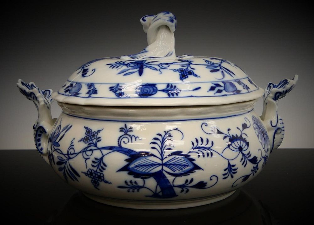 Appraisal: BLUE ONION ROUND COVERED TUREEN SIGNED MEISSEN Measures handle to