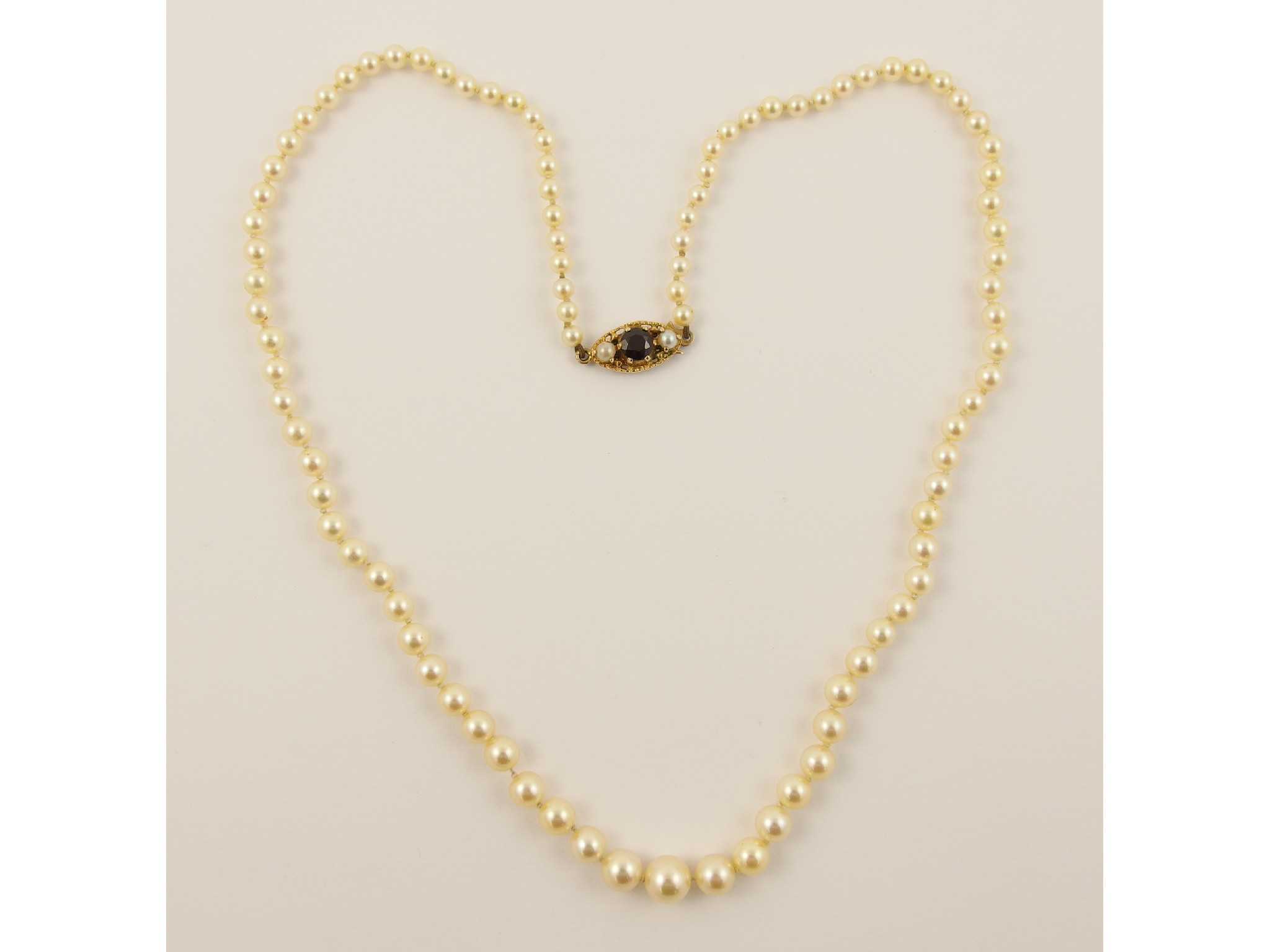 Appraisal: A good string of cream coloured cultured pearls with a