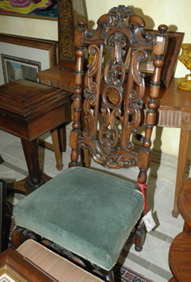 Appraisal: AN ENGLISH WALNUT SIDE CHAIR th th century The high