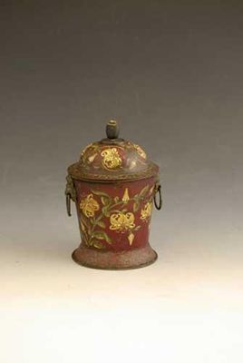 Appraisal: An early th century tole peinte box and cover decorated