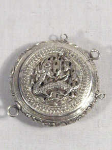 Appraisal: A Chinese silver handbag vinaigrette decorated with dragons with a