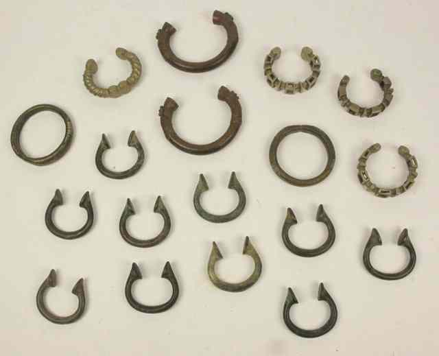 Appraisal: Eighteen Nigerian bronze amulet weights various sizes