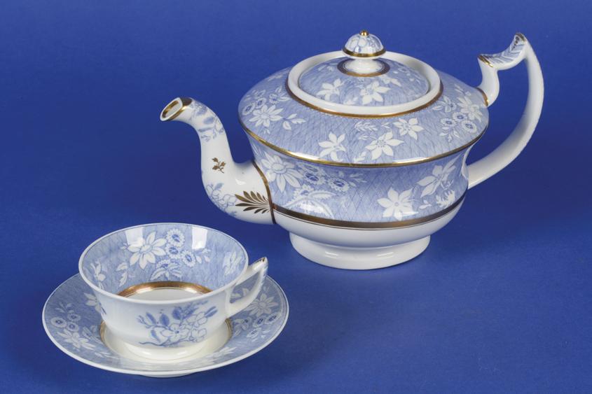 Appraisal: A ROCKINGHAM BLUE AND WHITE TEAPOT AND COVER with a