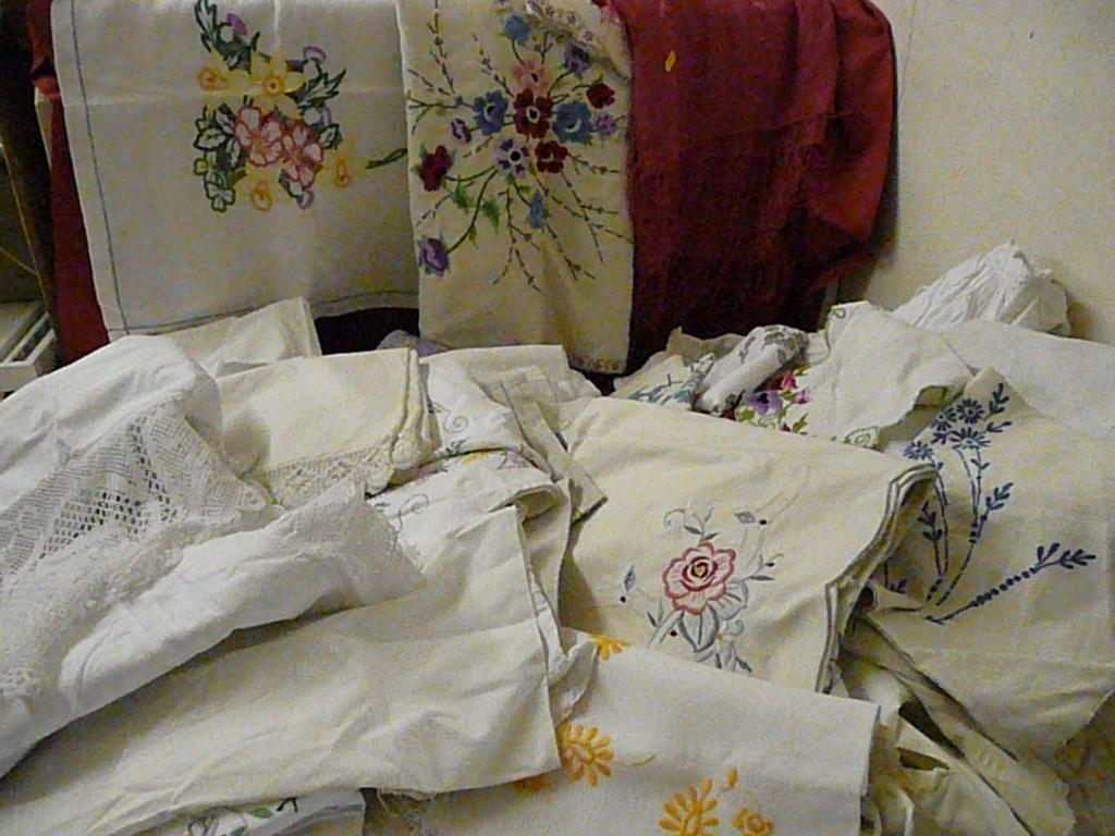 Appraisal: Quantity of vintage table linen and childrens garments including nightdresses