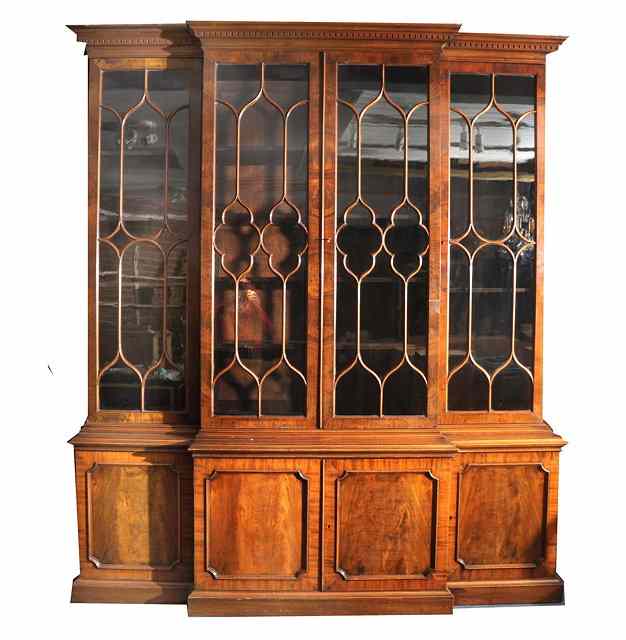 Appraisal: A GEORGIAN STYLE MAHOGANY BREAKFRONT BOOKCASE the interior fitted an