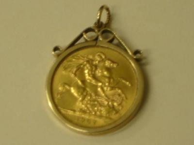 Appraisal: AN ELIZABETH II GOLD SOVEREIGN dated in ct gold pendant