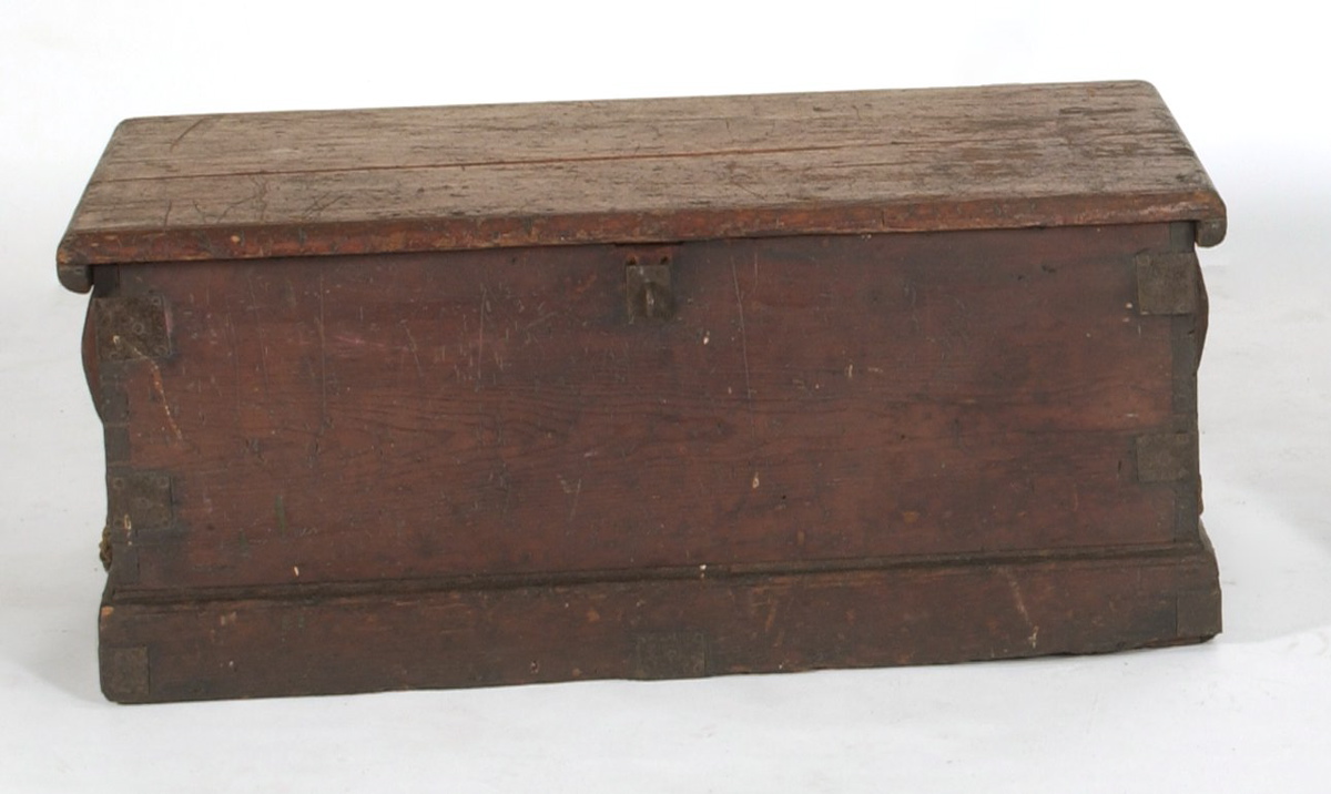 Appraisal: SEAMAN'S CHEST th CenturyIn pine with good old color Dovetail