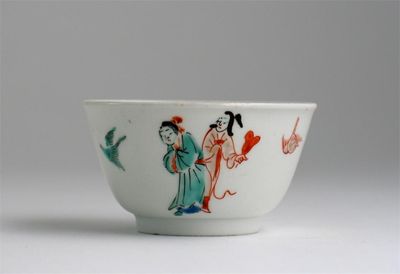 Appraisal: A Japanese Kakiemon teabowl delicately painted with a Bijin with