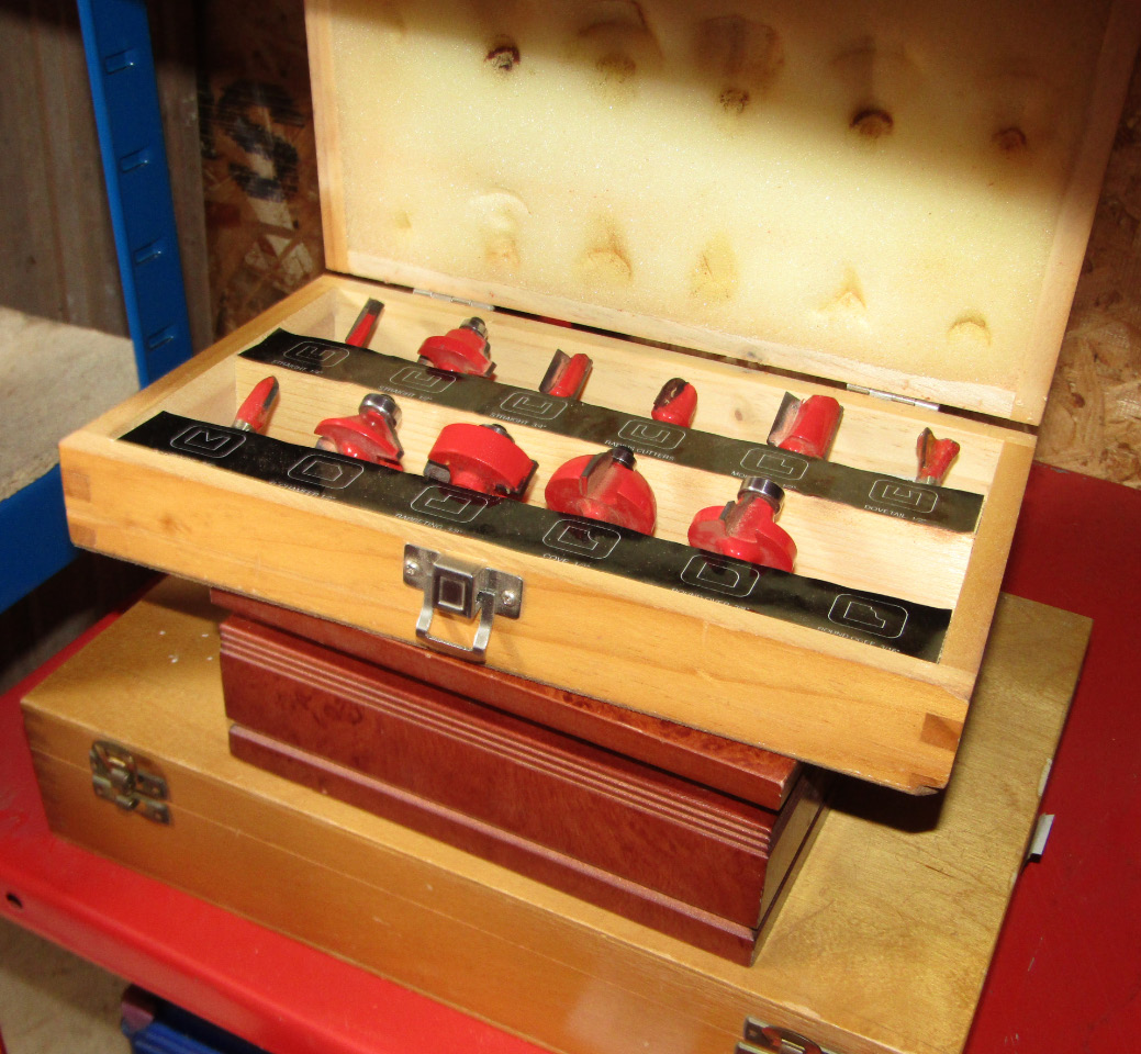 Appraisal: A selection of router bits cased