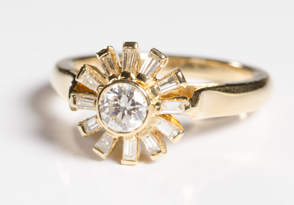 Appraisal: DIAMOND AND EIGHTEEN KARAT GOLD RING a sunburst design diamond