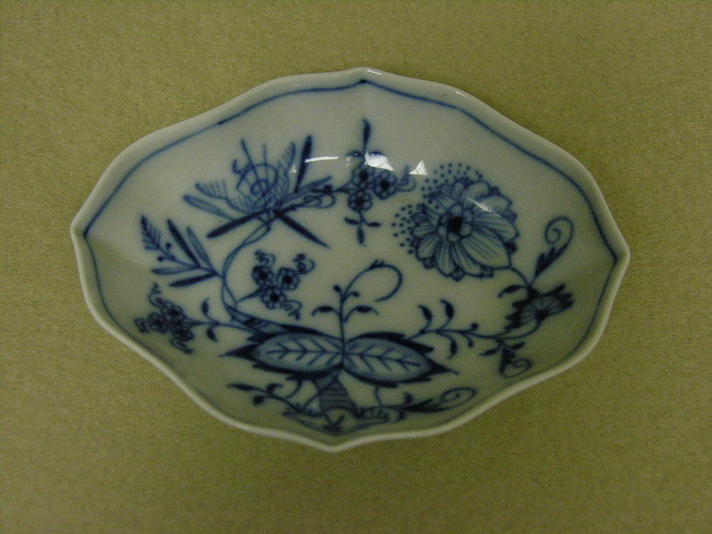 Appraisal: MEISSEN BLUE AND WHITE MASTER SALT DISH Size by