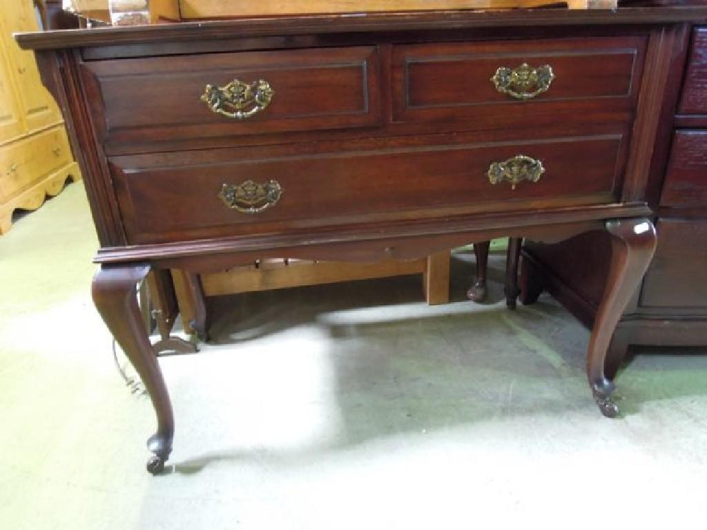 Appraisal: An Edwardian mahogany dressing table fitted with an arrangement of