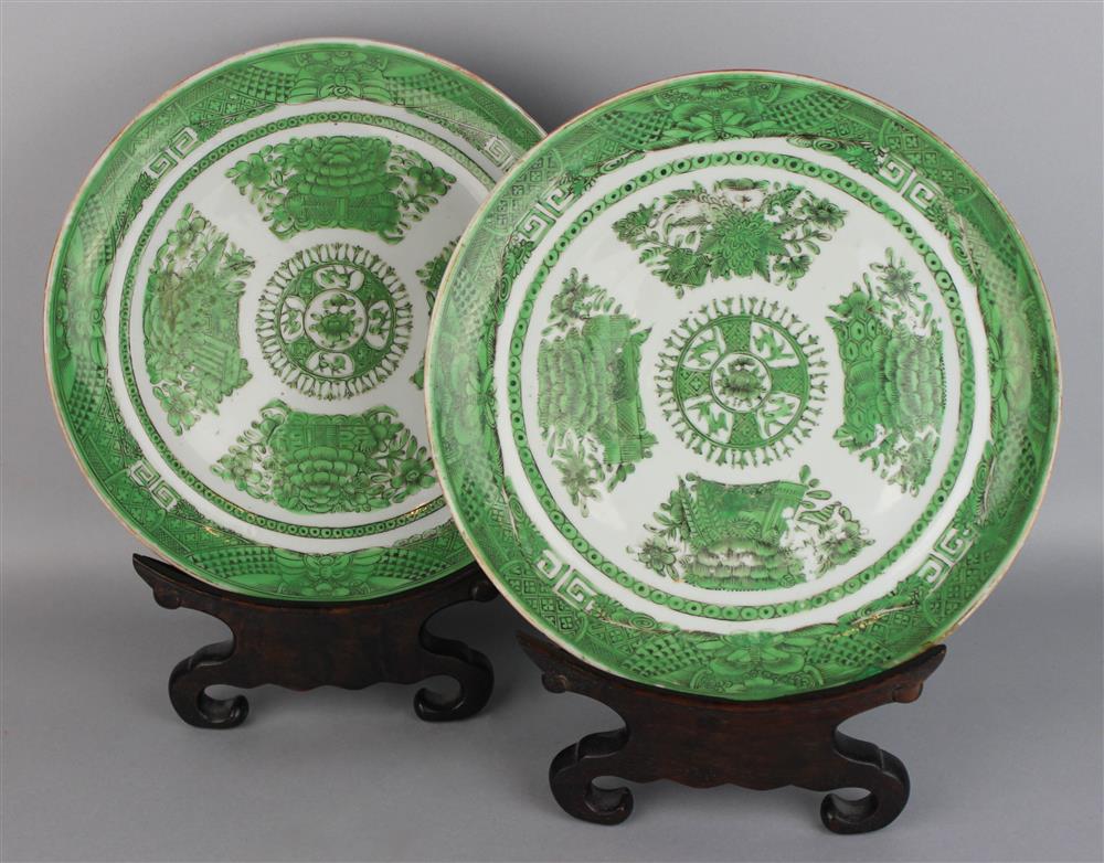 Appraisal: PAIR OF CHINESE EXPORT GREEN FITZHUGH PLATES of typical decoration