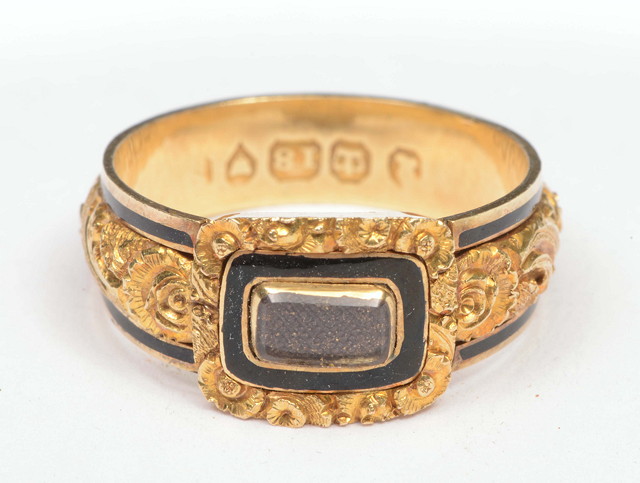 Appraisal: A WILLIAM IV CT GOLD MOURNING RING with central glass