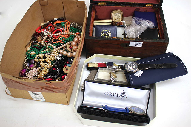 Appraisal: A QUANTITY OF JEWELLERY to include costume jewellery two scrap