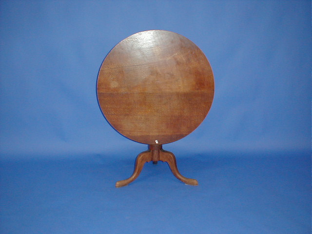 Appraisal: A Georgian oak supper table with circular tilt top and