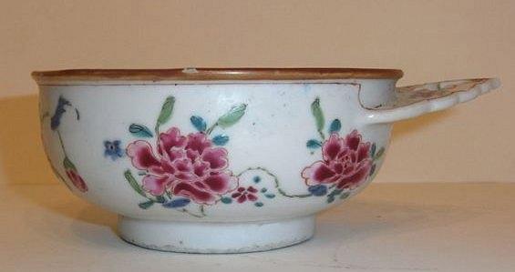 Appraisal: A CHINESE FAMILLE ROSE PORCELAIN PORRINGER with pierced handle across