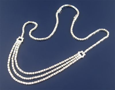 Appraisal: A diamond necklace alternately set with circular and baguette shaped