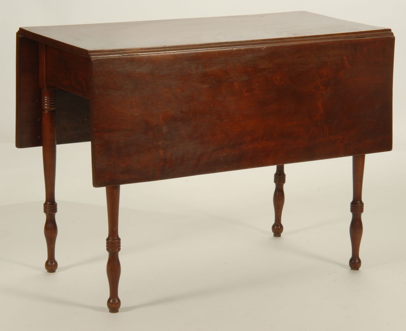 Appraisal: ANTIQUE AMERICAN SHERATON DROP-LEAF TABLE Early th CenturyIn mahogany Turned