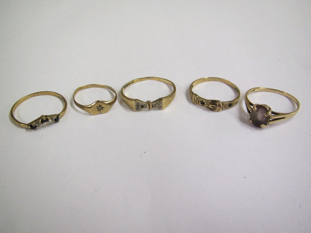 Appraisal: Five various ct gold dress rings