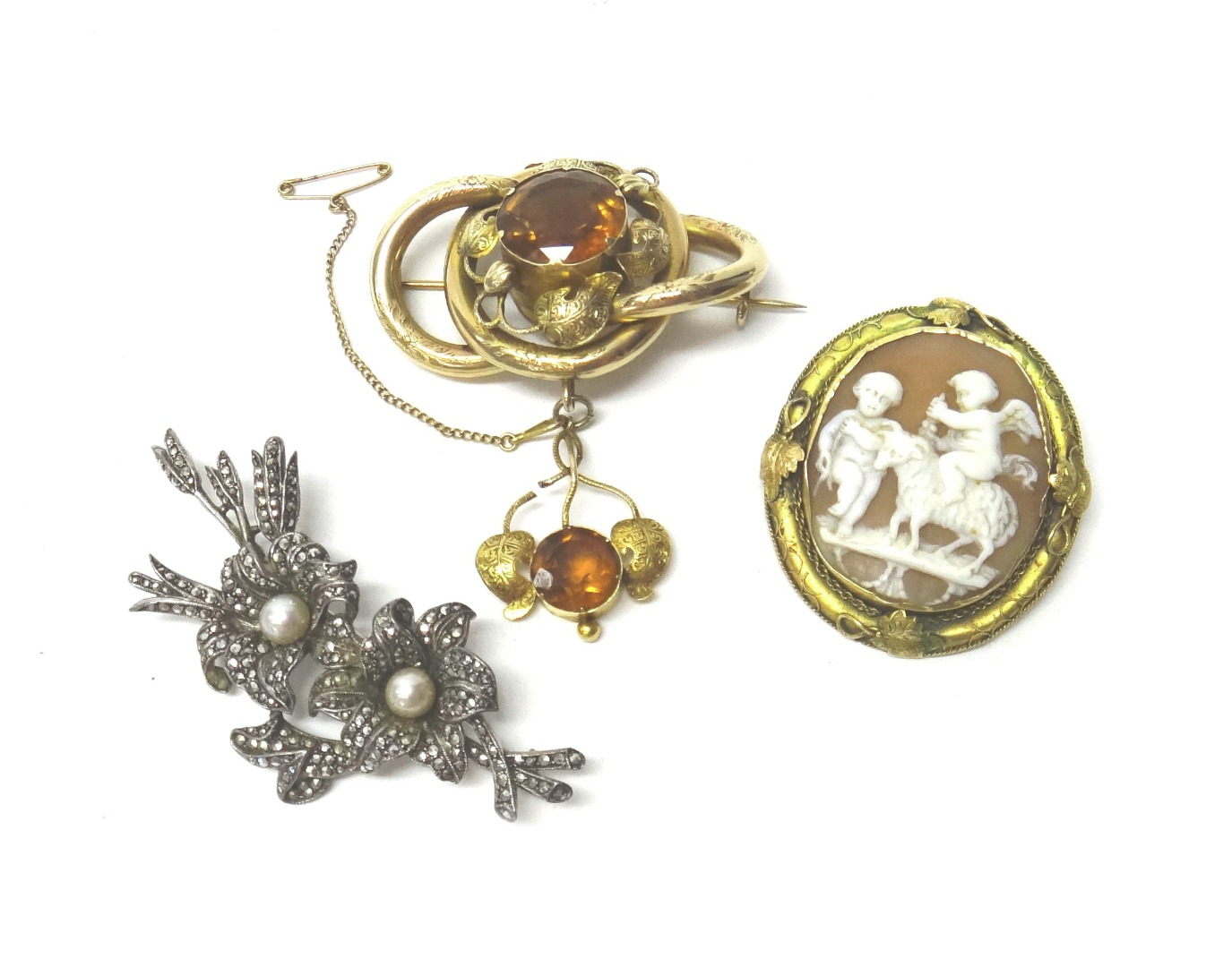 Appraisal: A Victorian gold and citrine set brooch of shaped oval