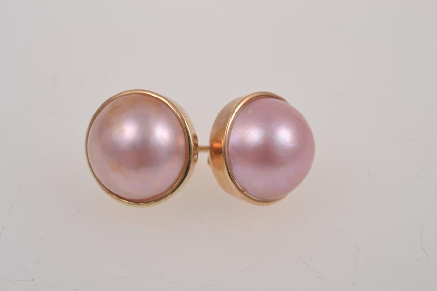 Appraisal: A PAIR OF PINK MABE PEARL STUD EARRINGS A PAIR