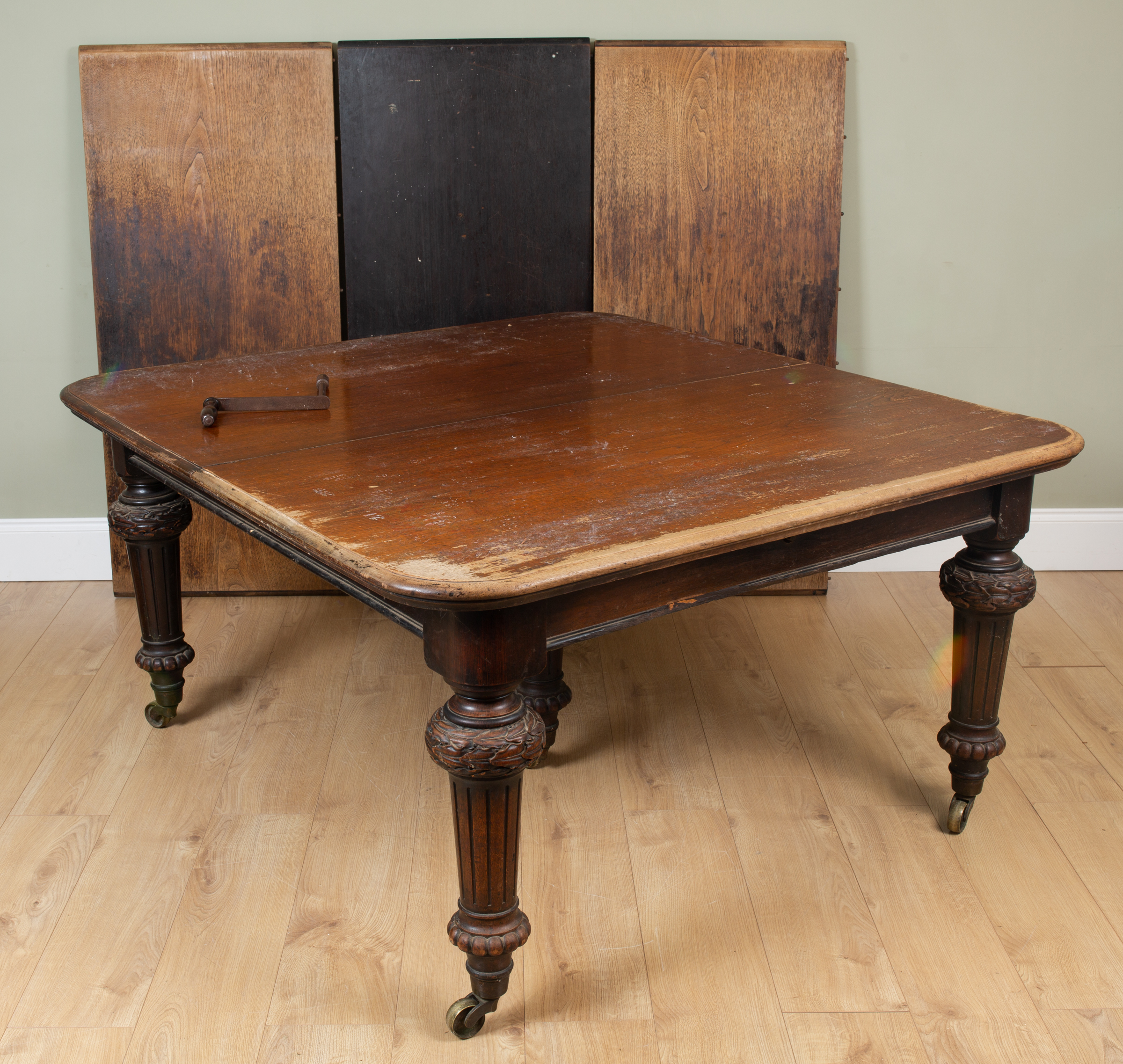 Appraisal: A large Victorian oak extending wind-out dining table with turned