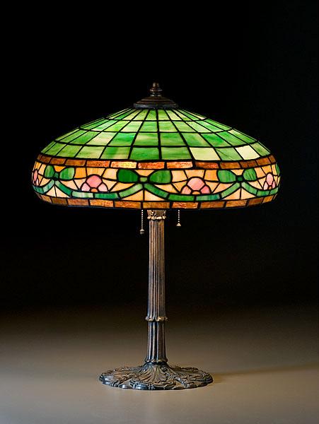 Appraisal: PITTSBURGH ATTRIBUTION TABLE LAMP WITH LEADED SHADE American ca -