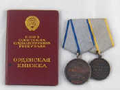 Appraisal: A pair of Russian WWII military medals with ribbons for