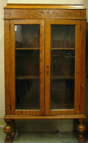 Appraisal: Two door Mission style hutch cabinet oak with two adjustable