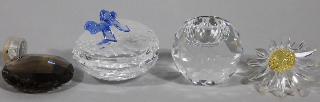 Appraisal: Various Swarovski crystal ornaments to include shaped slender bowl cm